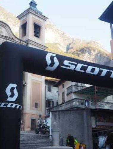 Partenza della gara in piazza a Erbanno